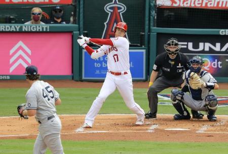 　１回、コールと対戦し空振り三振に倒れたエンゼルス・大谷＝アナハイム（共同）