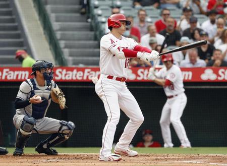　１回、空振り三振に倒れたエンゼルス・大谷＝アナハイム（共同）