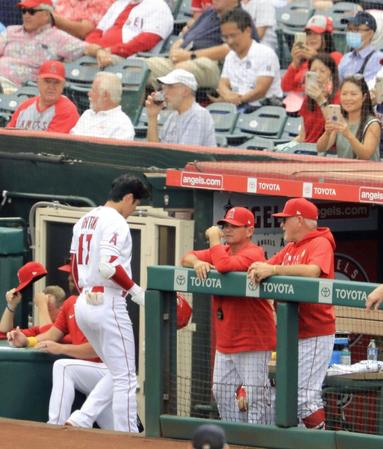 　１回、空振り三振に倒れベンチへ戻るエンゼルス・大谷（左）＝アナハイム（共同）