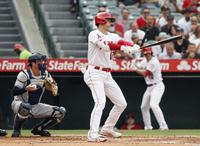 　１回、空振り三振に倒れたエンゼルス・大谷＝アナハイム（共同）