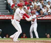 　３回、空振り三振に倒れたエンゼルス・大谷＝アナハイム（共同）