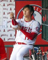 　６回、３打席連続で空振り三振に倒れ、ベンチで肩を落とすエンゼルス・大谷＝アナハイム（共同）