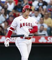 　６回、先発コールから３打席連続となる空振り三振を喫し大谷（共同）