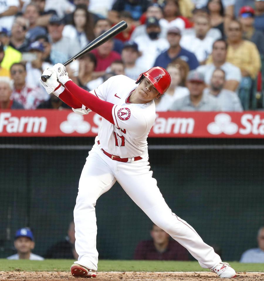 　６回、空振り三振に倒れるエンゼルス・大谷＝アナハイム（共同）