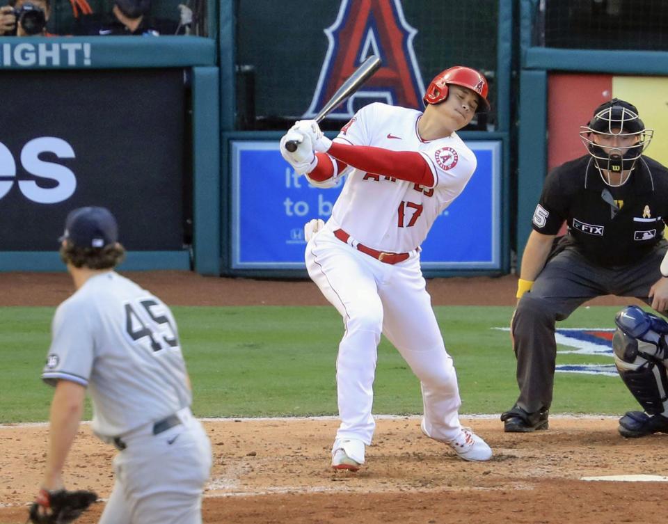 　６回、先発コールと対戦し３打席連続となる空振り三振を喫した大谷（共同）