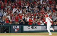 　６回、エンゼルス・大谷（右）が43号３ランを放ち、スタンドで喜ぶファン＝アナハイム（共同）