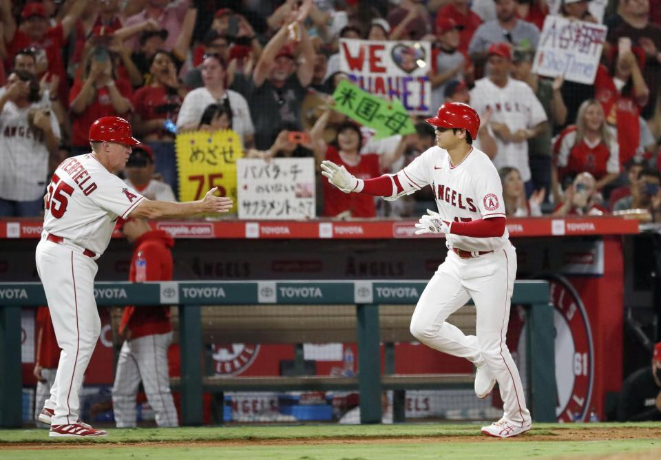 　６回、43号３ランを放ったエンゼルス・大谷（右）とスタンドで喜ぶファン＝アナハイム（共同）