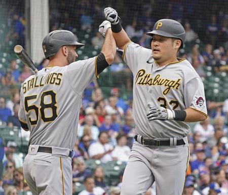 　１回、６号ソロを放ちチームメートに祝福されるパイレーツ・筒香＝シカゴ（ゲッティ＝共同）