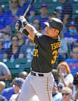 　カブス戦の１回、２試合連続となる７号ソロを放つパイレーツ・筒香＝シカゴ（ＵＳＡトゥデー・ロイター＝共同）