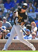 　カブス戦の１回、２試合連続となる７号ソロを放つパイレーツ・筒香＝シカゴ（ゲッティ＝共同）