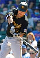 　カブス戦の１回、２試合連続となる７号ソロを放つパイレーツ・筒香＝シカゴ（ＡＰ＝共同）