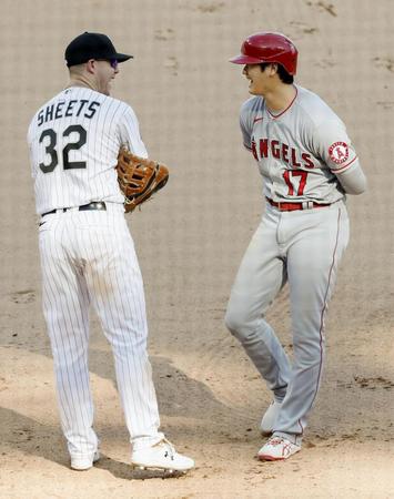 　９回、死球で出塁し、一塁手シーツ（左）と話すエンゼルス・大谷＝シカゴ（共同）