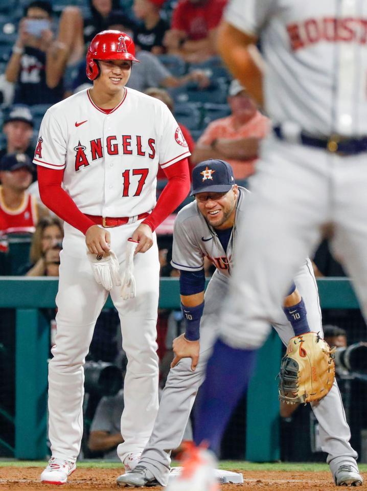 　６回、一塁手グリエルと談笑するエンゼルス・大谷