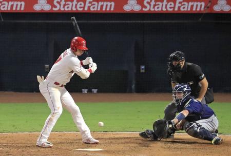 　マリナーズ戦の７回、四球を選ぶエンゼルス・大谷＝アナハイム（共同）