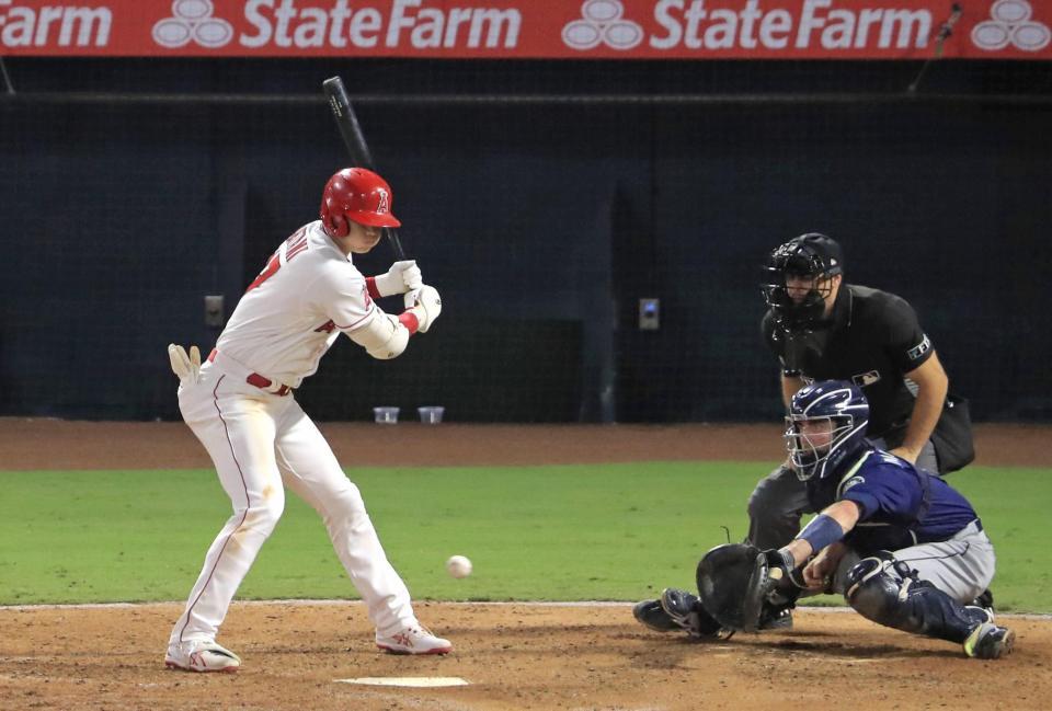 　マリナーズ戦の７回、四球を選ぶエンゼルス・大谷＝アナハイム（共同）