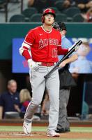 レンジャーズ戦の１回、見逃し三振に倒れた大谷（共同）