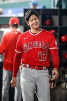 レンジャーズ戦の１回、三振に倒れベンチで悔しそうな大谷（共同）