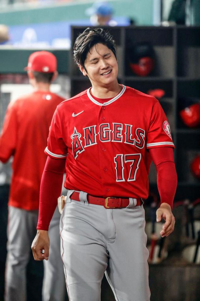 レンジャーズ戦の１回、三振に倒れベンチで悔しそうな大谷（共同）