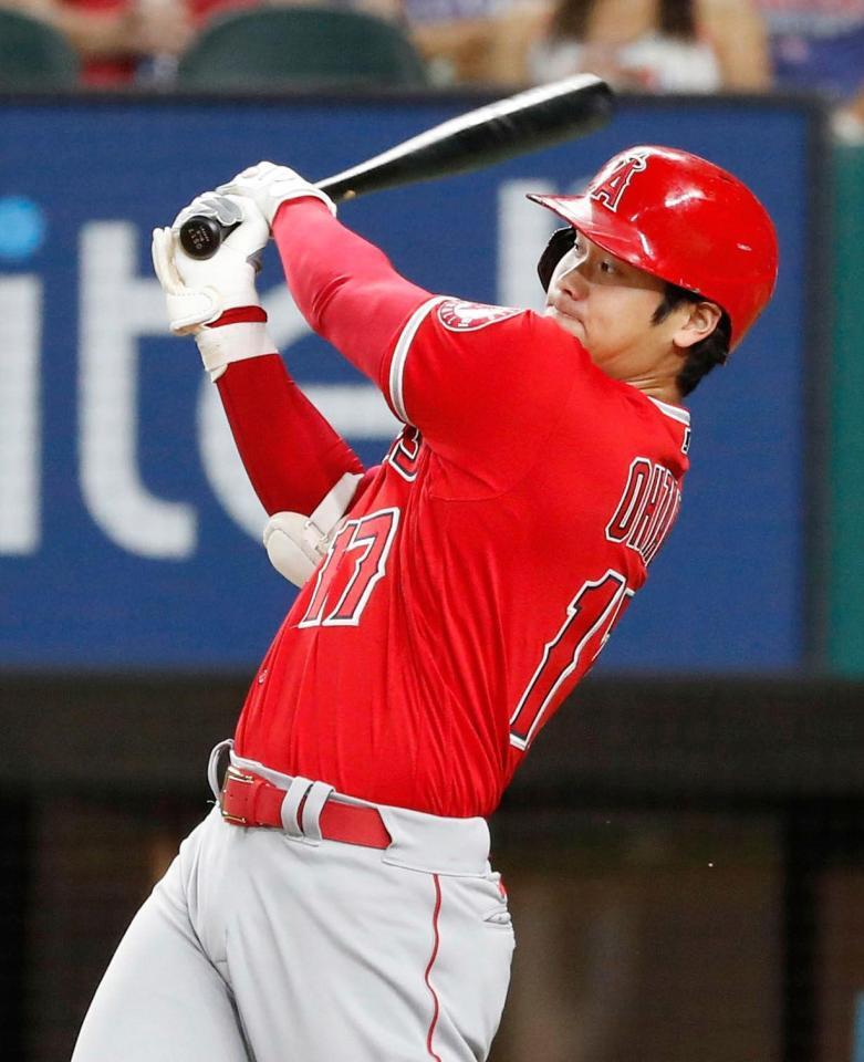 レンジャーズ戦の６回、一塁内野安打を放つ大谷（共同）