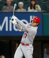 　レンジャーズ戦の１回、右への先制三塁打を放つエンゼルス・大谷（共同）