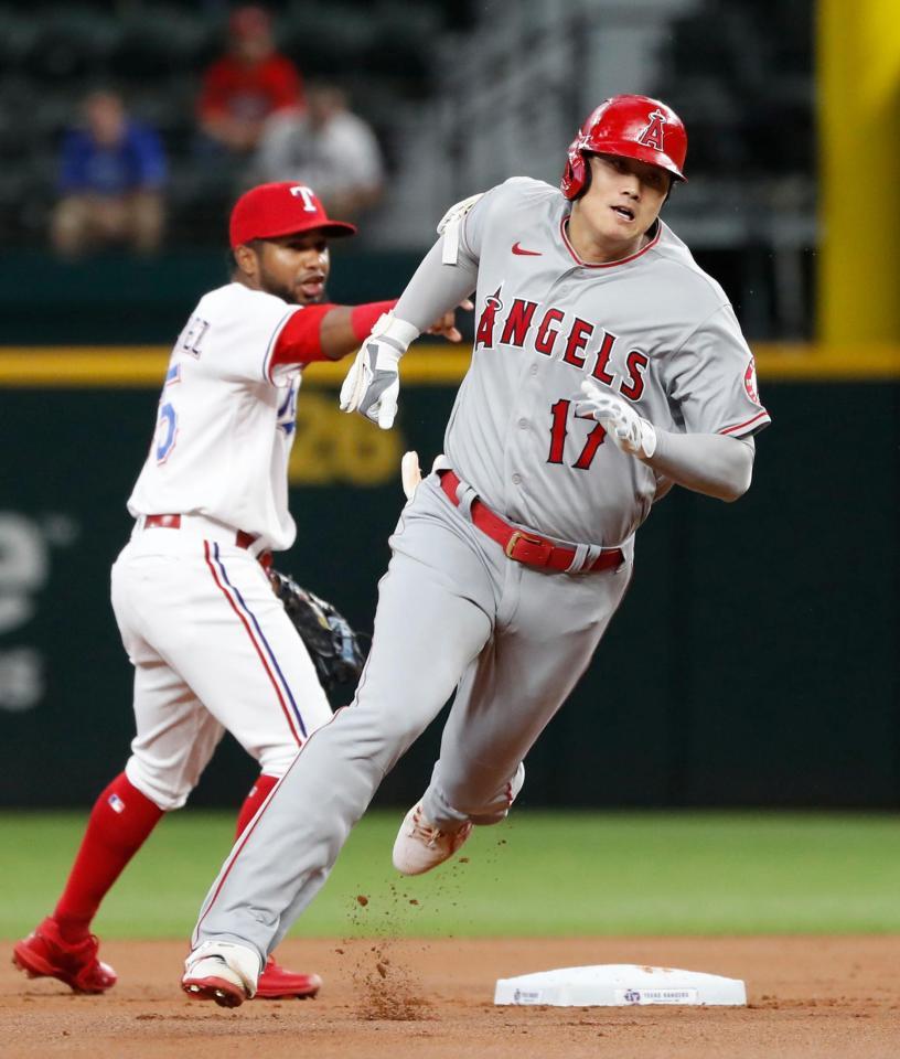 　レンジャーズ戦の１回、先制三塁打を放ち二塁を回るエンゼルス・大谷（共同）