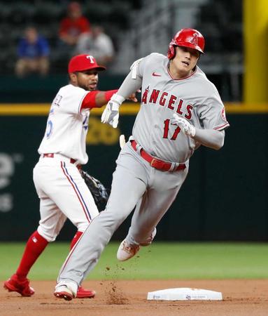 　レンジャーズ戦の１回、先制三塁打を放ち二塁を回るエンゼルス・大谷（共同）