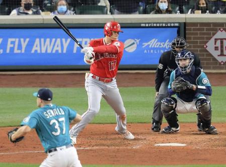 　８回、空振り三振に倒れるエンゼルス・大谷＝シアトル（共同）