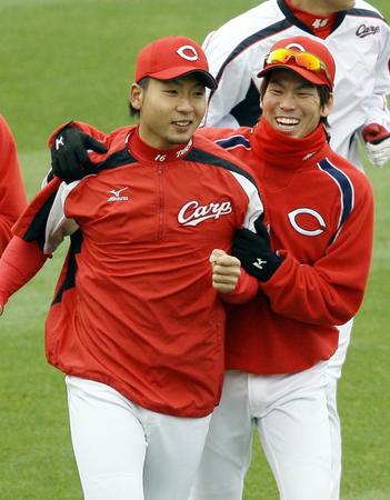 　ウオーミングアップで今村猛と笑顔でランニングする前田健太＝２０１２年３月