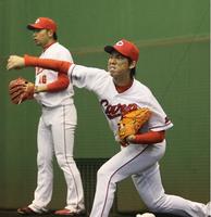 　今村猛（左）と肩を並べてブルペン入りする前田健太＝２０１３年２月