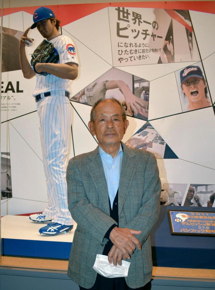 特別展を訪れたダルビッシュ有投手が少年時代に所属した野球チームを率いている山田朝生さん＝４日午前、大阪府羽曳野市役所
