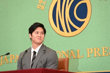 　会見開始までの沈黙に苦笑いする大谷翔平（撮影・高石航平）