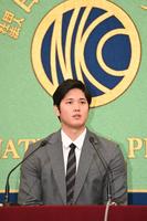 　会見する大谷翔平（撮影・高石航平）