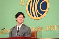 　会見開始までの沈黙に苦笑いする大谷翔平（撮影・高石航平）