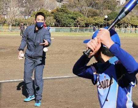 　野球教室を開き、小学生を指導する大リーグ、レッズの秋山＝１８日、神奈川県横須賀市
