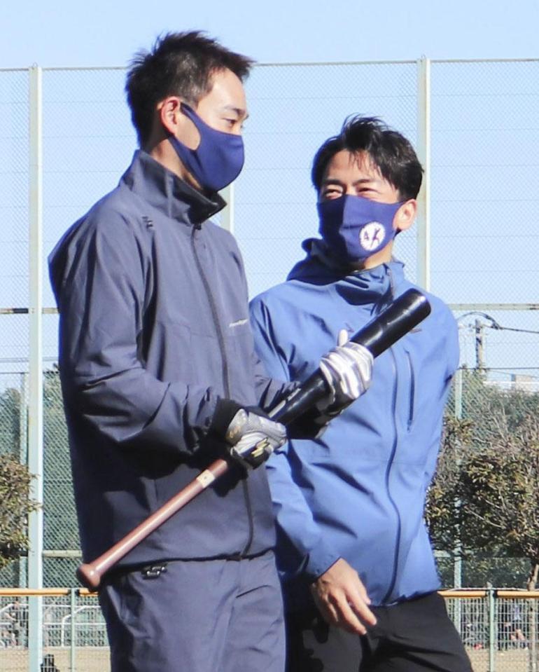 　小泉進次郎衆院議員（右）と話す米大リーグ、レッズの秋山＝18日、神奈川県横須賀市