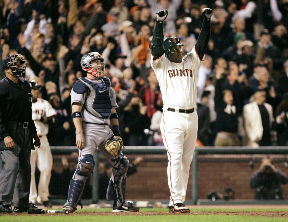 　現役時代に本塁打を放ち、喜ぶバリー・ボンズ氏＝２００７年８月、サンフランシスコ（ＡＰ＝共同）