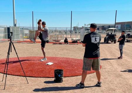 　選手会が用意した施設に設置されたマウンドで投球練習する選手ら＝２日、メサ（共同）