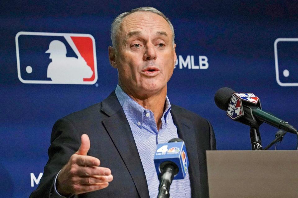 　選手会と新労使協定の締結で合意し、会見するマンフレッド・コミッショナー（ＡＰ＝共同）