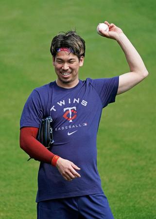 　キャンプ施設で体を動かし、笑顔を見せるツインズ・前田（共同）