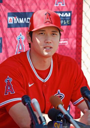 　キャンプ地で記者会見する米大リーグ、エンゼルスの大谷翔平＝15日、アリゾナ州テンピ（共同）