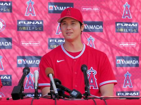 　会見で質問に答える大谷（撮影・小林信行） 