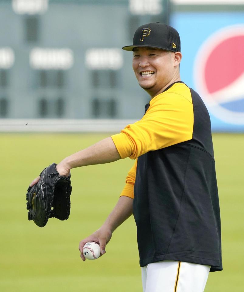 　キャッチボールの合間に笑顔を見せる筒香（共同）