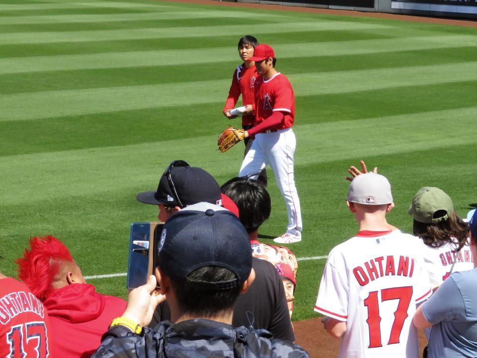 試合前のフィールドで歓声を受ける大谷（撮影・小林信行）