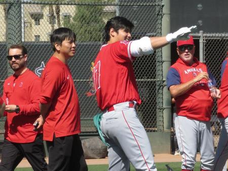 　マドン監督（右）と大谷翔平（中央）＝１８日