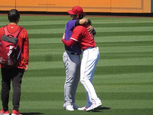 【写真】ナイスガイ大谷！元同僚と笑顔でハグ