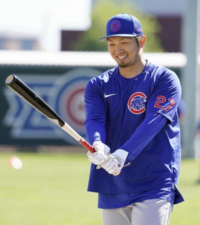 　室内練習場へ向かう鈴木（共同）