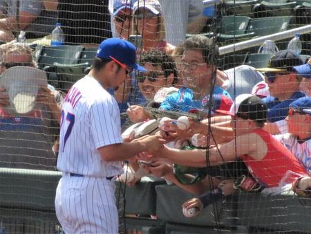 試合前のフィールドでファンサービスをする鈴木（撮影・小林信行）