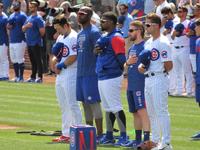 試合前の国歌斉唱で気持ちを高ぶらせる鈴木（左、撮影・小林信行）