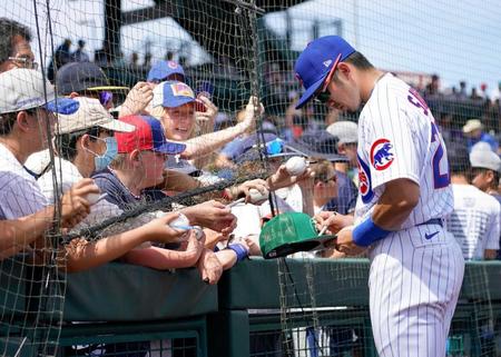 　試合前、ファンにサインするカブス・鈴木（共同）