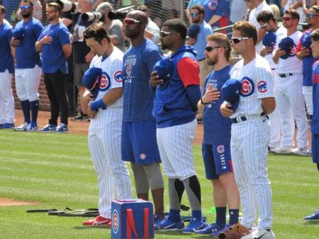 　試合前の国歌斉唱で気持ちを高ぶらせる鈴木（左、撮影・小林信行）